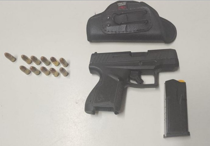 Homem é preso ao ser flagrado com pistola escondida em carro na AM-070