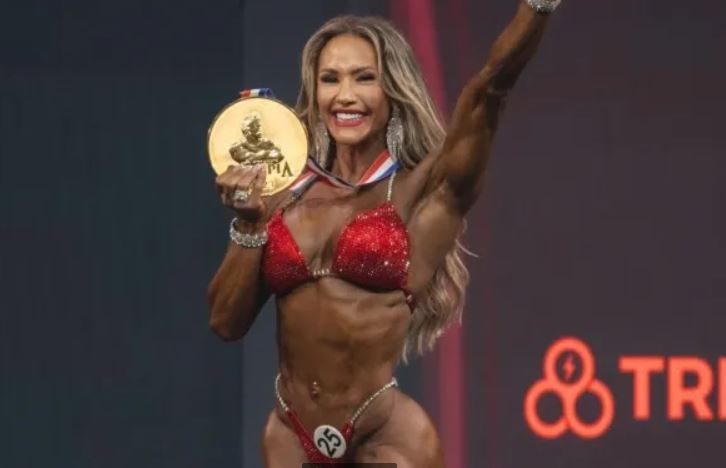 Fisiculturista brasileira é tricampeã do Miss Olympia nos EUA
