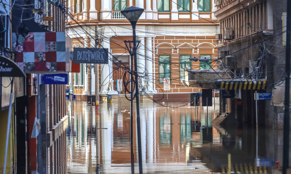 Empresas são investigadas por obrigar funcionários a trabalharem na enchente no RS