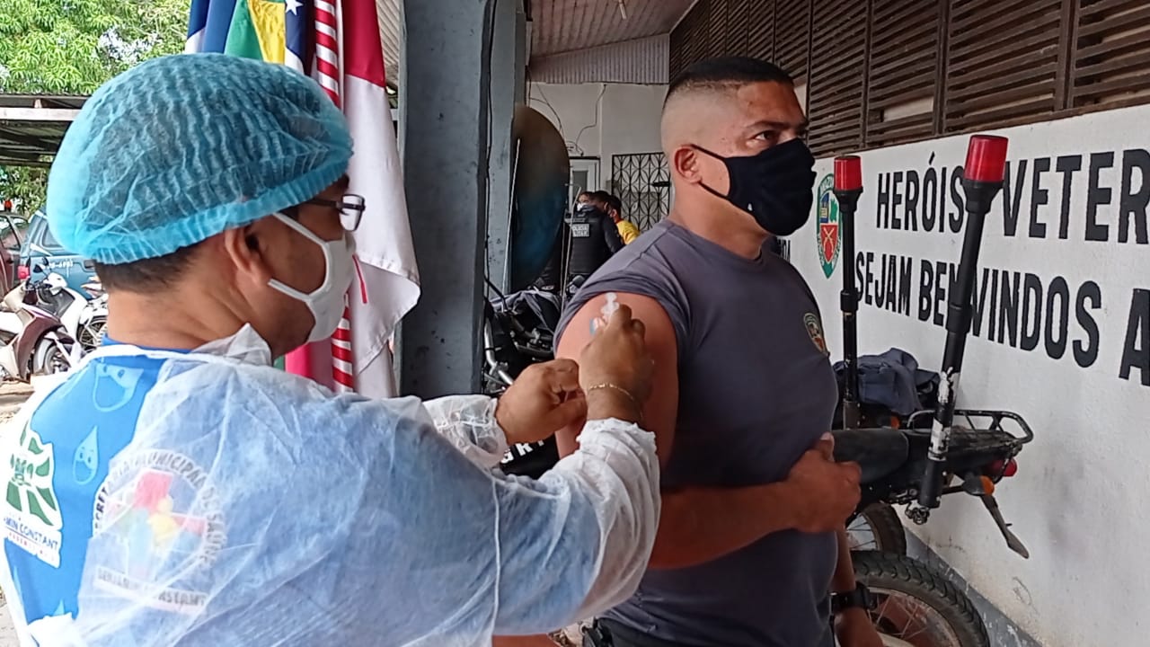 Município do Amazonas começa a vacinar profissionais de segurança