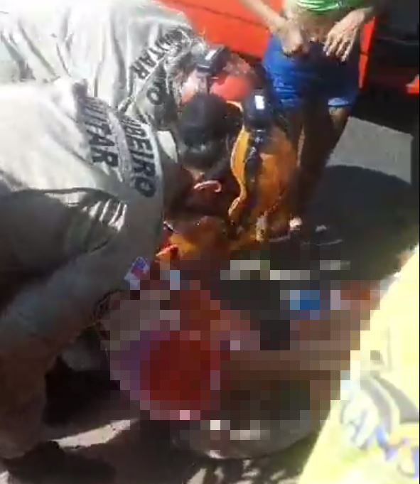 Mulher fica ferida ao ser arremessada de moto durante acidente no Amazonas