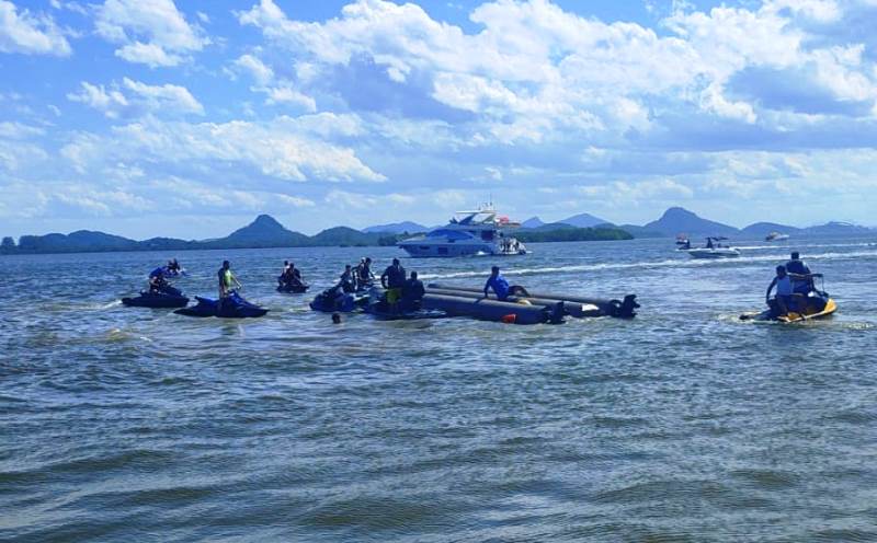Bebê resgatado com vida após naufrágio morre em hospital
