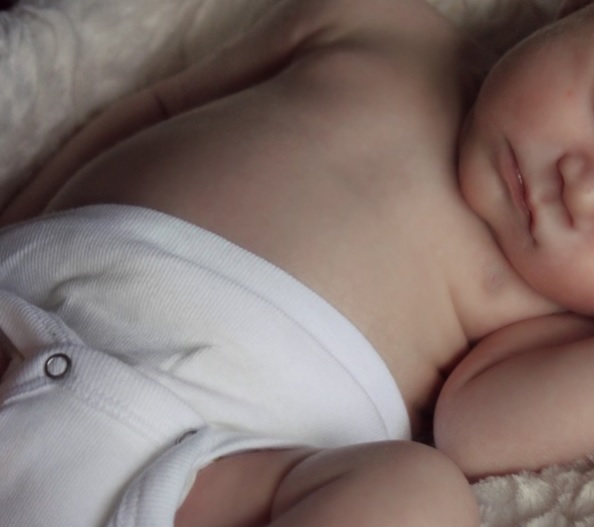 Bebê é levado ao hospital com 7 fraturas; Mãe e companheiro foram presos 