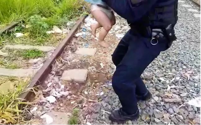 Mulher deixa bebê de 1 ano em trilha de trem para ir comprar cigarro