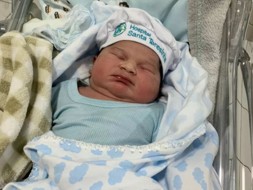 Recém-nascido impressiona com peso e ganha título de 'Super bebê'