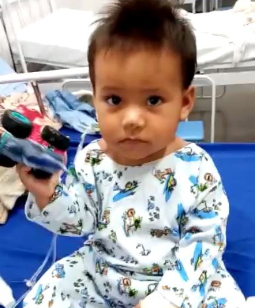 Bebê baleado no colo do pai deixa hospital após 12 dias internado em Manaus