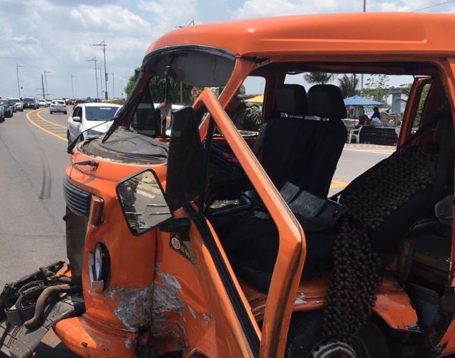 Idoso morre em hospital após acidente entre táxi e Kombi na AM-070