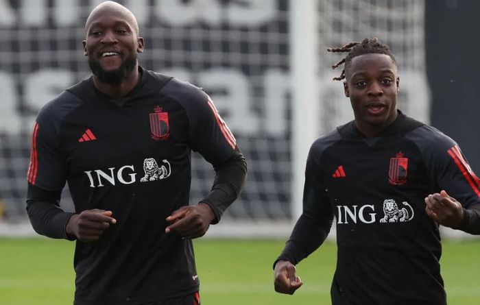 Bélgica se segura após expulsão, vence Áustria e se classifica para a Euro