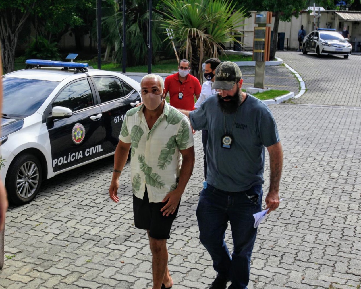 Preso, Belo chega à delegacia acompanhado por Gracyanne Barbosa 