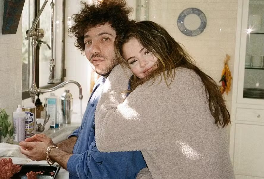 Selena Gomez está noiva de Benny Blanco, diz jornal