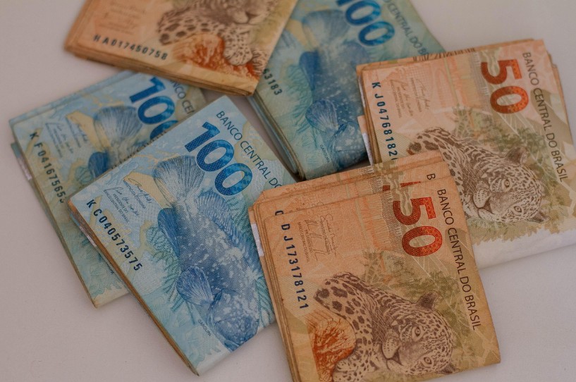 Salário mínimo aumenta para R$ 1.621 a partir de 2026