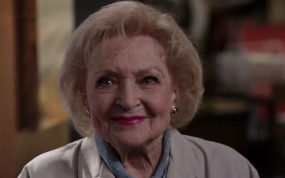 Morte de Betty White foi causada por derrame sofrido 6 dias antes