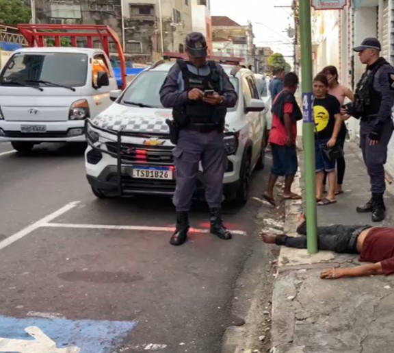 Homem é achado morto na esquina de avenida no Centro de Manaus