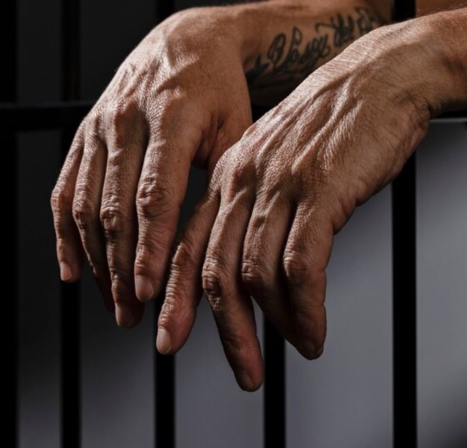 Homem é preso com drogas e arma durante operação em Manaus 