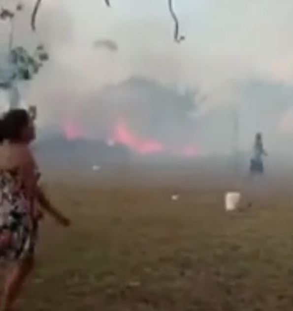 Mega incêndio destrói casas e causa acidente em estrada no Amazonas
