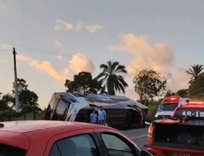 Acidente com ônibus de turismo deixa 8 mortos e 23 feridos na Bahia
