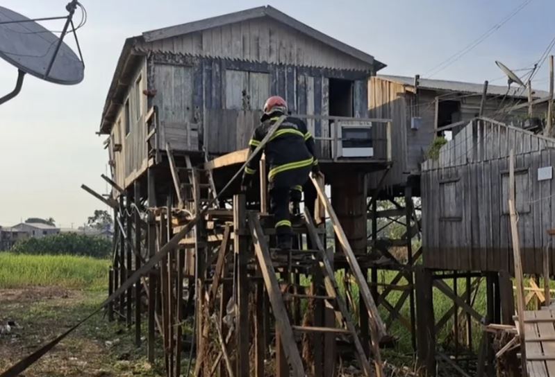 Homem incendeia a própria casa e é agredido por vizinhos no Amazonas 