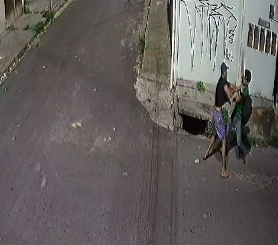 Homem é espancado após roubar e esfaquear adolescente em Manaus