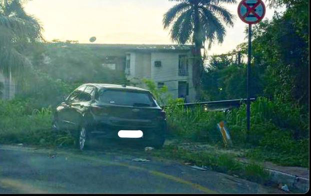 Carro  desgovernado invade calçada em rua de Manaus