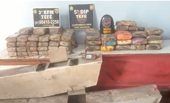 Piratas de rio são presos como 100 kg de drogas escondidos em canoa em Tefé