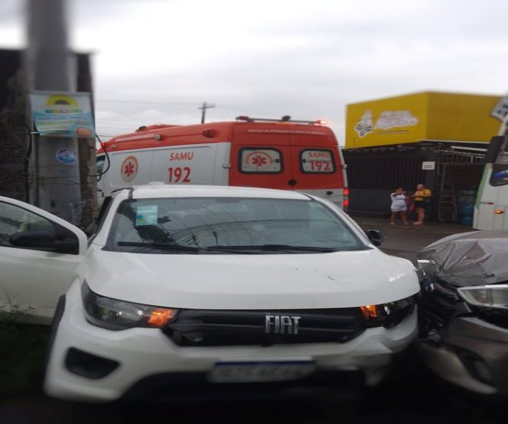 Carro avança em cruzamento e causa acidente com ferido em Manaus