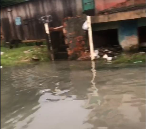 Ruas alagadas, desabamentos e acidentes; chuva causa estragos em Manaus