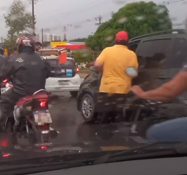 Acidente: Carros se envolvem em batida tripla em avenida de Manaus