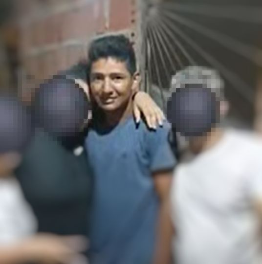 Homem morre em naufrágio após salvar esposa grávida em Nhamundá