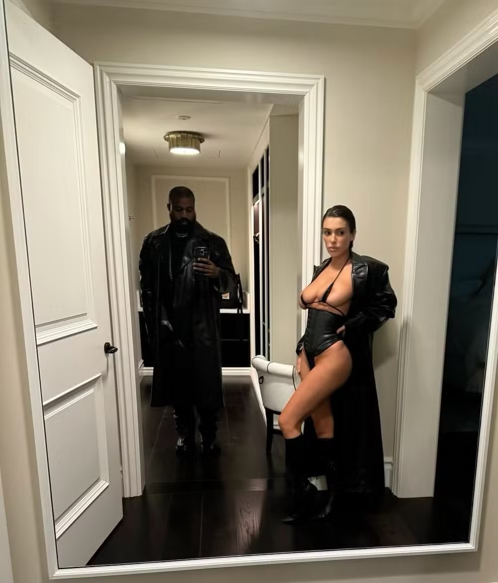 Kanye West posta fotos de esposa seminua: 'sem calças neste ano'