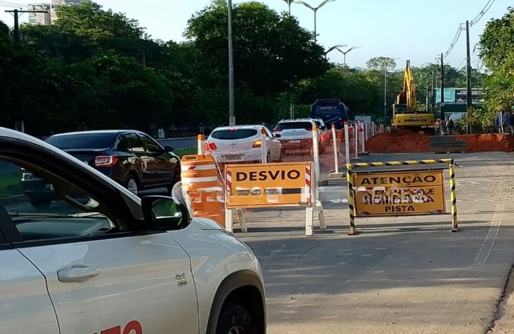 Obra complica trânsito e causa lentidão em avenida de Manaus