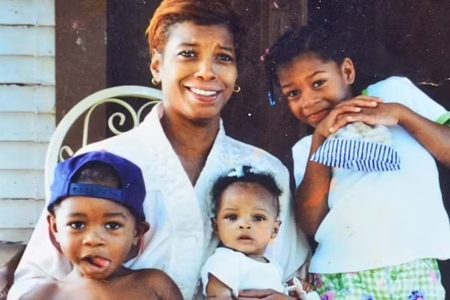 Mãe busca perdão de Simone Biles após superar vício em dr0gas