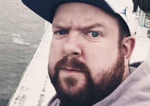 Solteiro há 10 anos, caminhoneiro se põe 'à venda' no Facebook