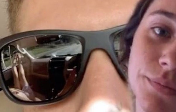 Reflexo dos óculos faz mulher descobrir traição de companheiro