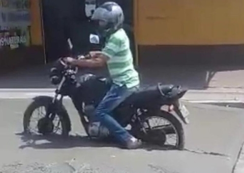 Vídeo: Homem não respeita sinalização e fica atolado com moto em cimento