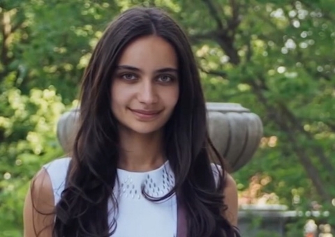 Mulher fica com cabeça deformada ao após cadeira cair de prédio