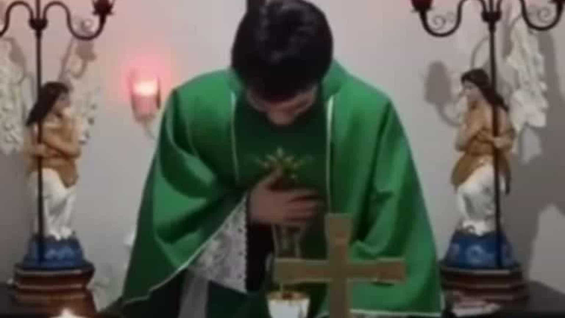 Corda de violão quebra e padre tem ataque de riso durante missa online
