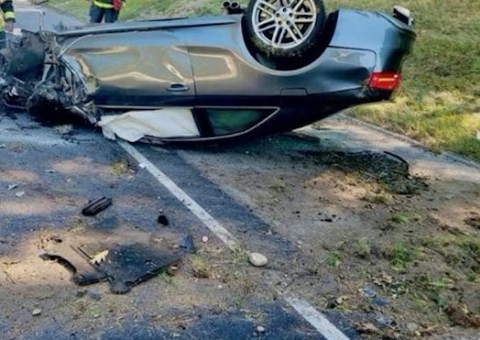 Mulher capota carro avaliado em R$ 246 mil em test-drive