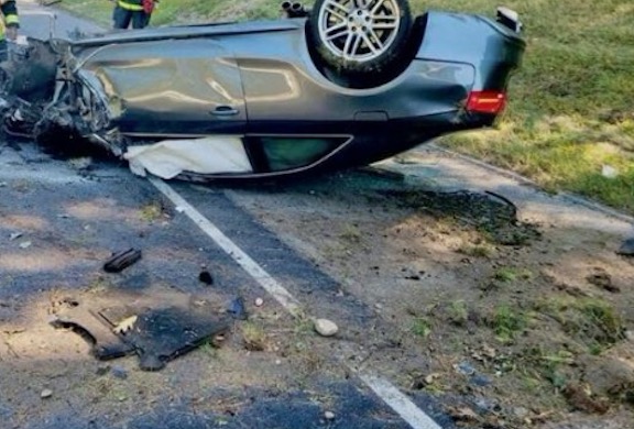 Mulher capota carro avaliado em R$ 246 mil em test-drive