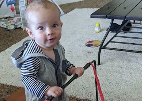 Pais são criticados ao postarem foto de bebê sendo puxado por barco