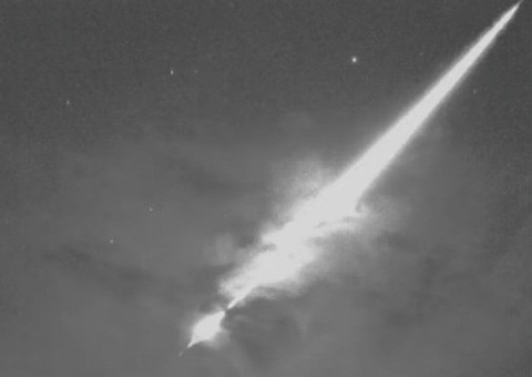 Bola de fogo é vista cruzando o céu de várias cidades do Brasil