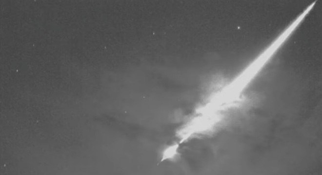 Bola de fogo é vista cruzando o céu de várias cidades do Brasil