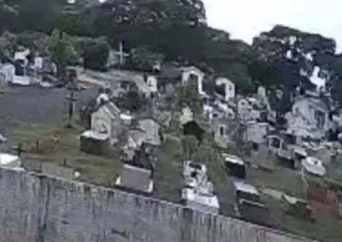 Produtor fica aterrorizado com o que vê em filmagem de cemitério