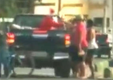 Papai Noel é flagrado distribuindo corotes na rua; Vídeo