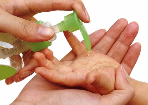 Menina confunde lubrificante sexual com álcool em gel e leva para escola