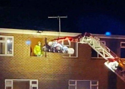 Homem com mais de 300 kg é retirado de casa por guindaste 