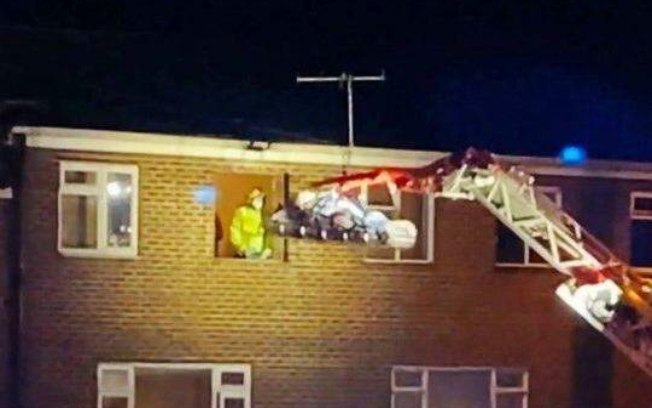 Homem com mais de 300 kg é retirado de casa por guindaste 