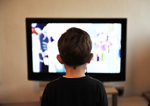 Criança de 5 anos engole mais de 100 ímãs enquanto assistia TV