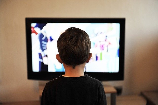 Criança de 5 anos engole mais de 100 ímãs enquanto assistia TV