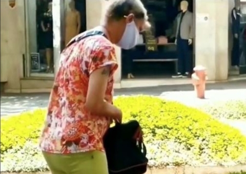 Vídeo: Mulher leva cobra para passear em carrinho de bebê 