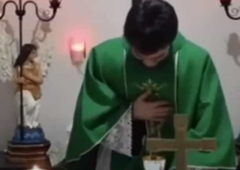 Corda de violão quebra e padre tem ataque de riso durante missa online